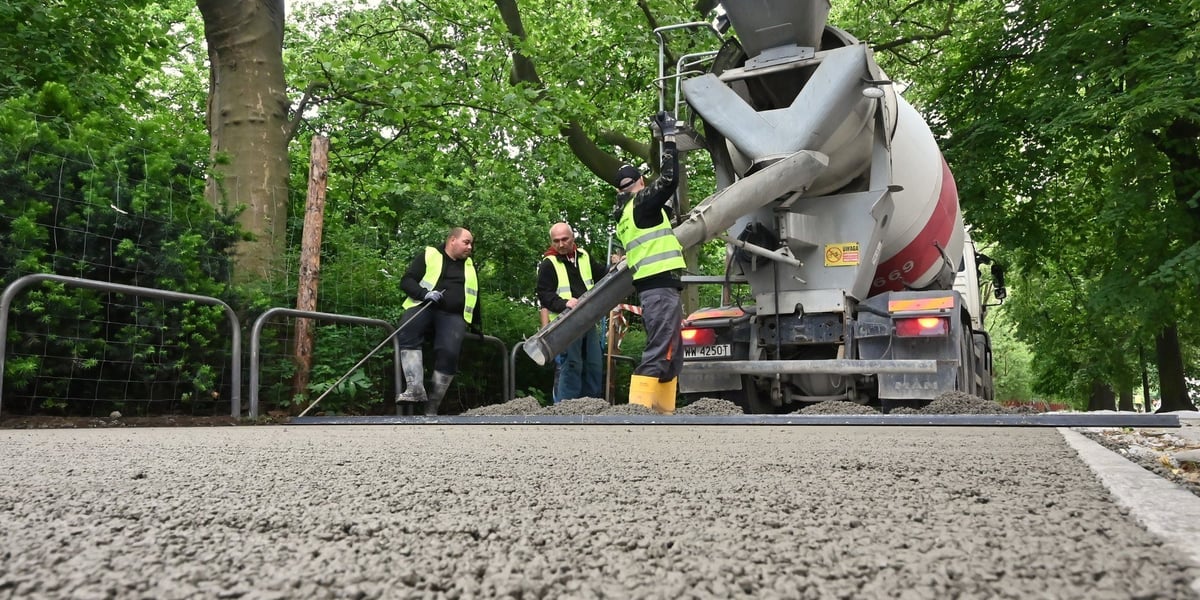 Przy parku Staszica trwa układanie betonu jamistego. Ta technologia została zastosowana we Wrocławiu po raz pierwszy. Przepuszcza on wodę, dzięki czemu drzewa i inne rośliny są nawadniane, a jednocześnie rowerzyści mogą korzystać z równej i trwałej nawierzchni.