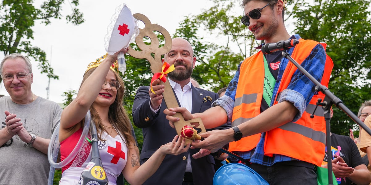 Prezydent Wrocławia przekazuje studentom klucz do miasta