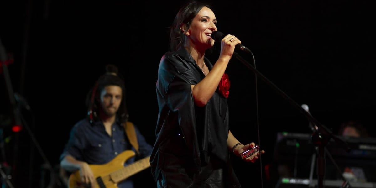 Kasia Kowalska podczas koncertu. Na zdjęciu kobieta z mikrofonem