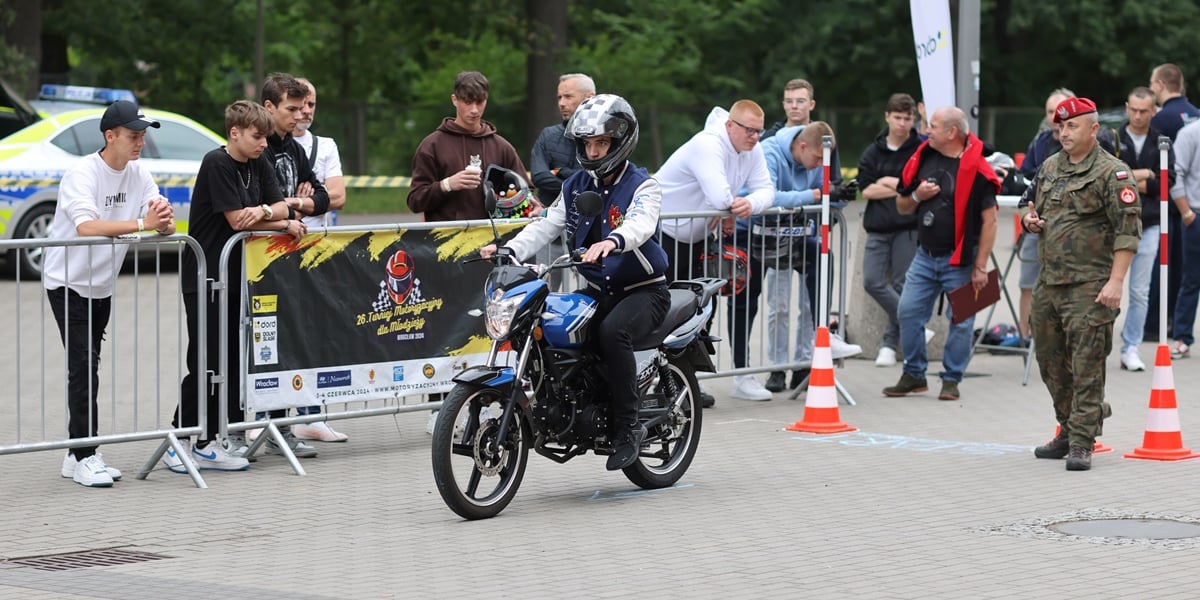 Finał ogólnopolskiego XXVI Turnieju Motoryzacyjnego we Wrocławiu . Na zdjęciu młody mężczyzna w kasku na motorowerze