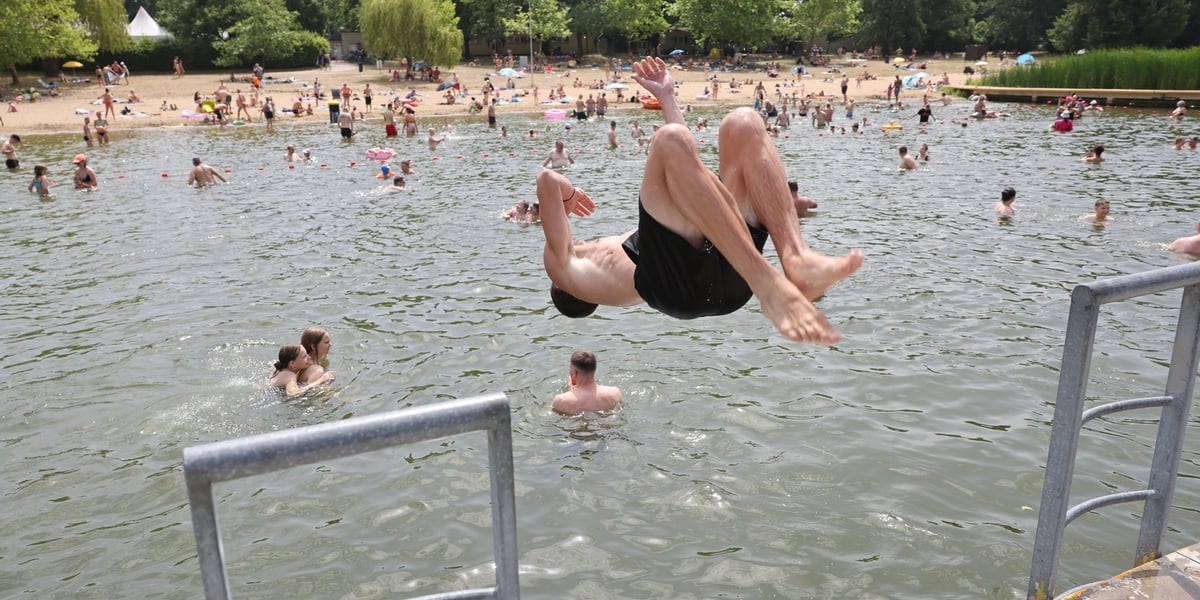 Chłopak skaczący do wody na Morskim Oku we Wrocławiu