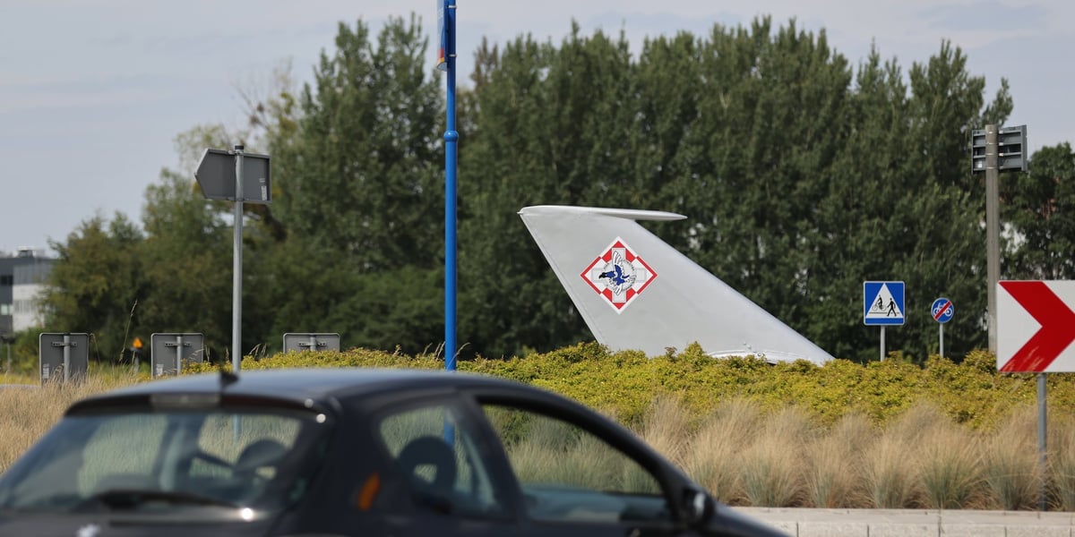 Rondo 11 Pułku Lotnictwa Myśliwskiego na Muchoborze Wielkim. W jego centralnej części jest statecznik pionowy samolotu MiG-21, który obraca się zgodnie z kierunkiem wiatru