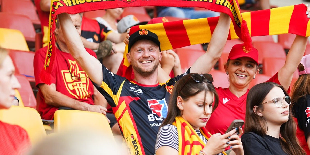 Kibice podczas meczu żużlowego Betard Sparta Wrocław - Motor Lublin na Stadionie Olimpijskim we Wrocławiu - 9 sierpnia 2024 r.