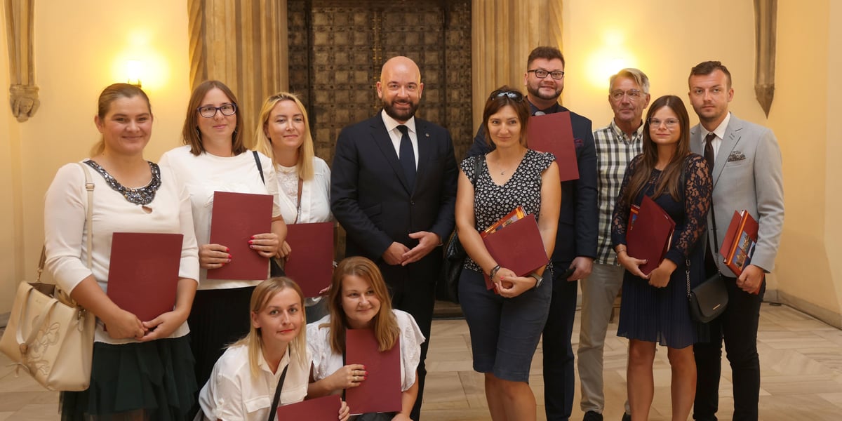 Mianowani nauczyciele z Wrocławia. Na zdjęciu z prezydentem Jackiem Sutrykiem 