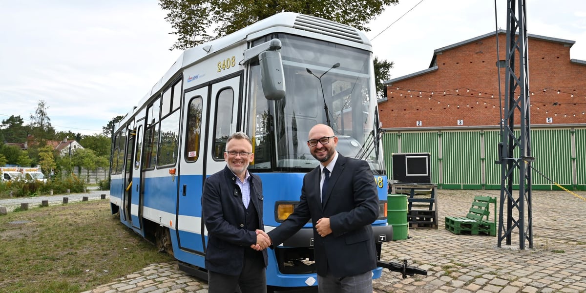 Robert Drogoś, szef Czasoprzestrzeni i prezes MPK Witold Woźny podczas przekazania tramwaju Konstal 105. Do niedawna służył on MPK do wożenia pasażerów, a za niedługo posłuży Czasoprzestrzeni jako punkt gastronomiczny - będzie to pierwszy foodtram