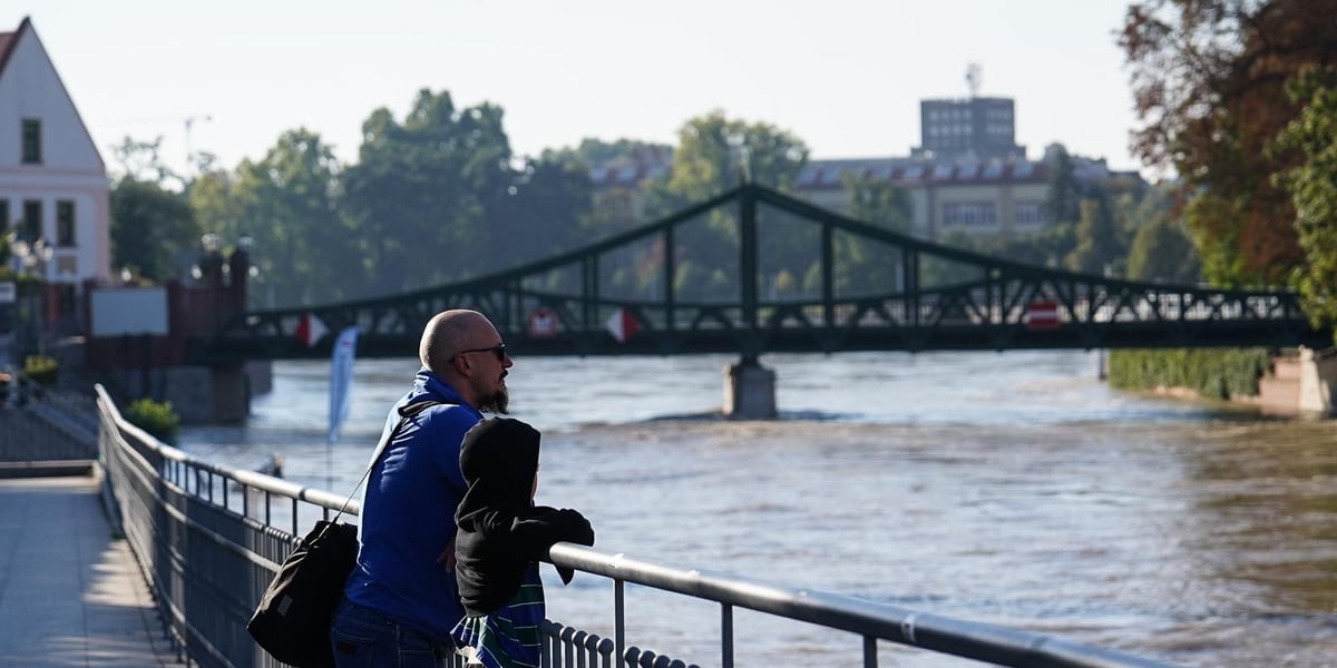 Mężczyzna i dziecko patrzą na Odrę, sobota 21 września