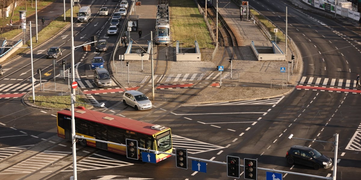 Skrzyżowanie we Wrocławiu. Zdjęcie ilustracyjne