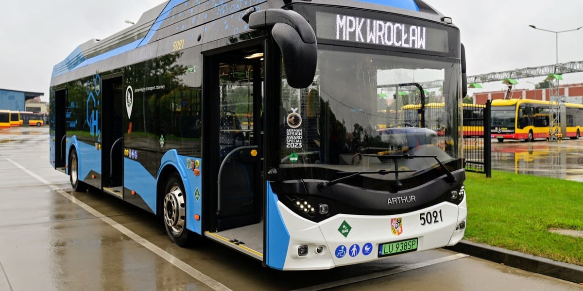 Autobus wodorowy marki Arthur na zajezdni Obornicka