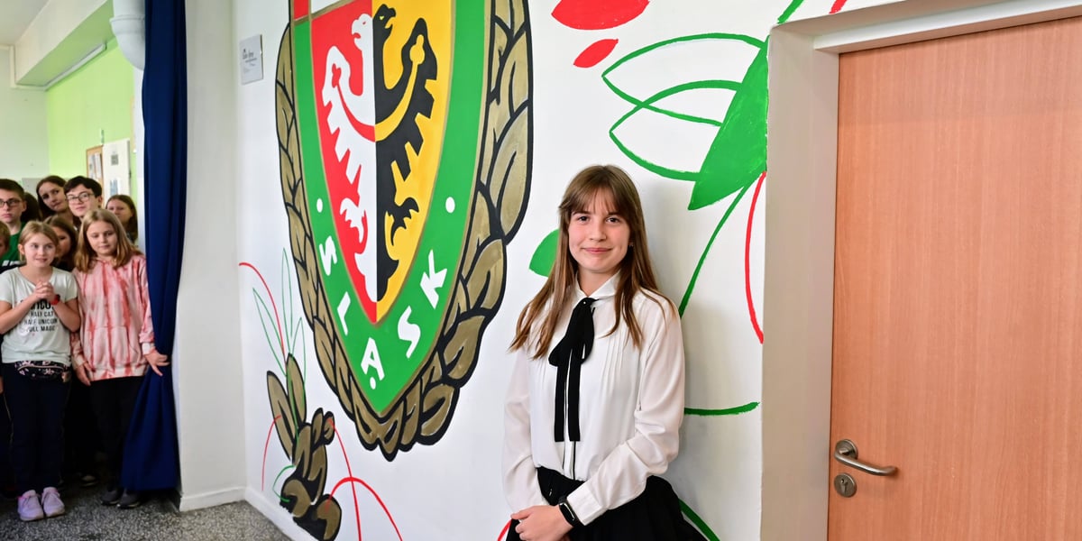 Karolina ze swoim dziełem. Mural Śląska Wrocław zdobi ścianę szkoły podstawowej nr 113 na Nowym Dworze. Powstał w ramach Szkolnego Budżetu Obywatelskiego 