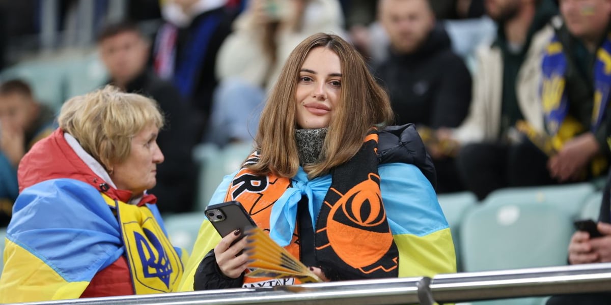 Dwie kobiety z ukraińską flagą na Tarczyński Arenie 