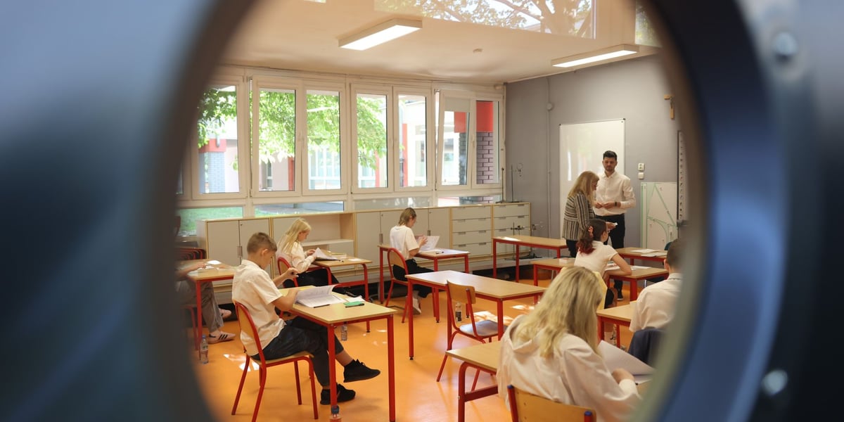 Uczniowie siedzący w ławkach podczas egzaminu ósmoklasisty w SP nr 29