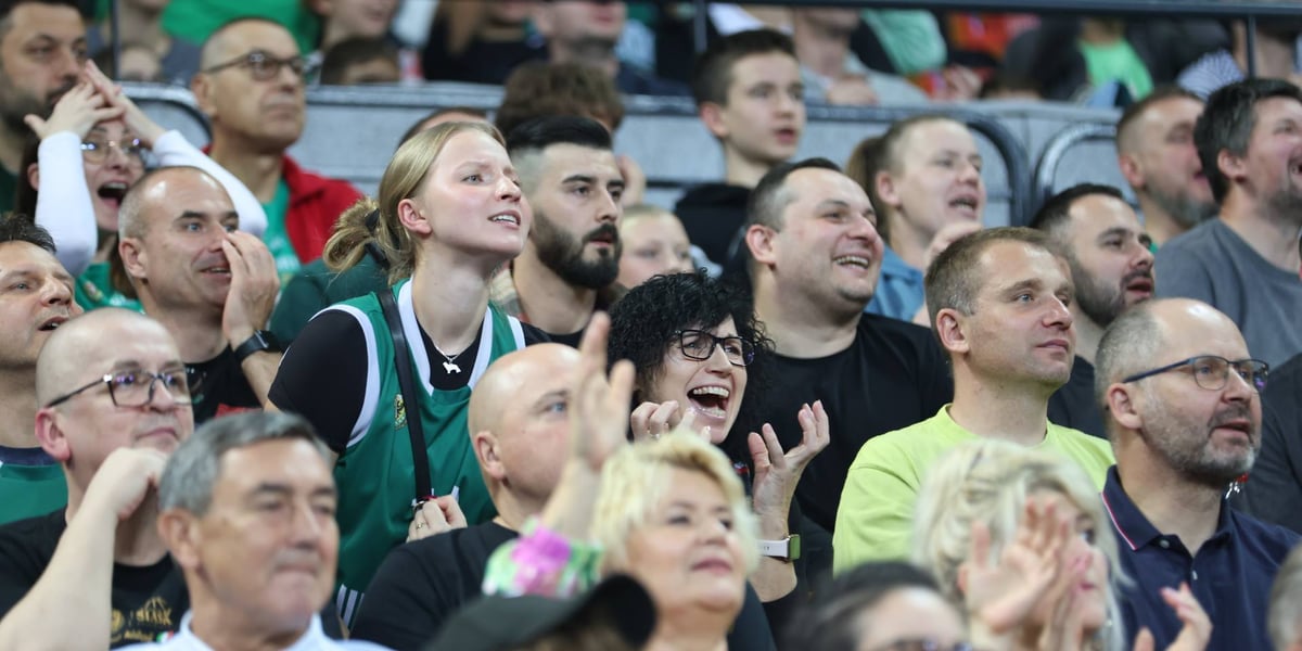 Mecz Śląsk Wrocław - King Szczecin. Grupa kibiców na trybunie w Hali Stulecia (25 października)