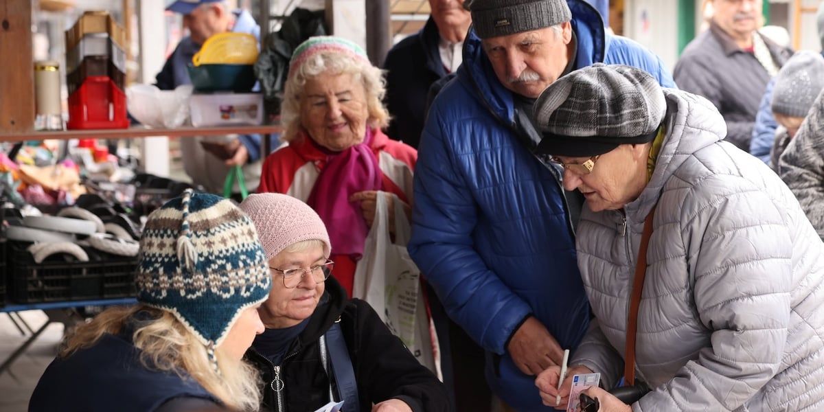 Osoby składające wnioski o Wrocławską Kartę Seniora na Targowisku Niedźwiedzia. 