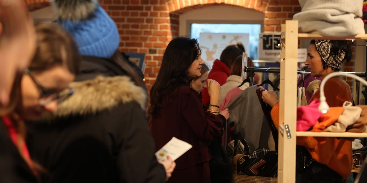 Stoisko na Targi DOBRY DESIGN! w 2023 i tłum odwiedzających