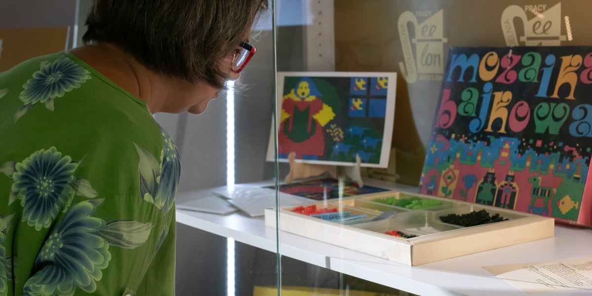 O „szmaciankach”, robotach i pingpongach z celuloidu. Wystawa zabawek wyprodukowanych na Dolnym Śląsku w czasach PRL