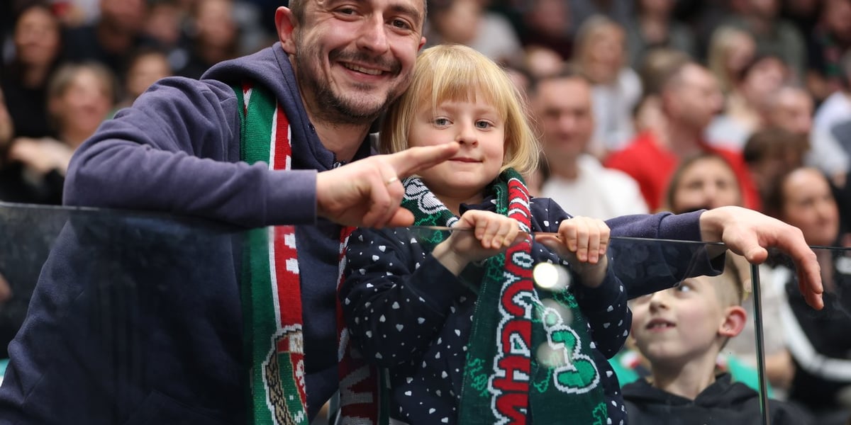 Mężczyzna i chłopiec, w tle kobiety, mężczyźni, dzieci w Hali Orbita na meczu WKS Śląsk Wrocław - Dziki Warszawa