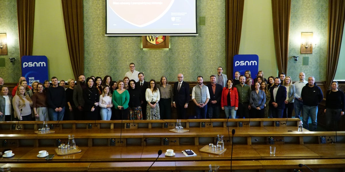 5 grudnia we wrocławskim ratuszu Polskie Stowarzyszenie Nowej Mobilności (PSNM) przeprowadziło szkolenie "Nowa mobilność w praktyce" - zdjęcie uczestników po szkoleniu