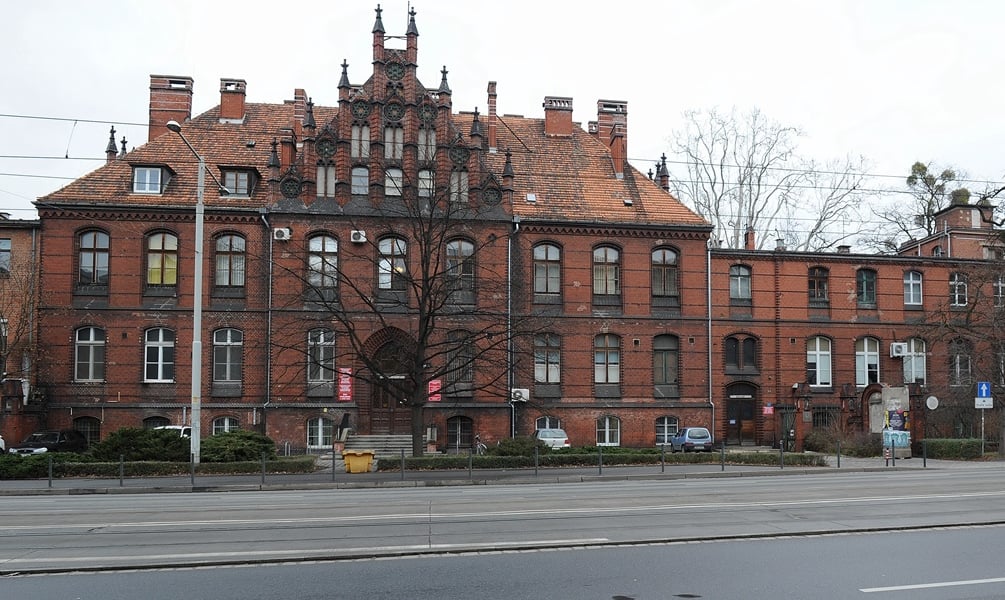 Budynek dawnej Kliniki Chirurgii Ogólnej przy ul. Skłodowskiej - Curie. Na zdjęciu widać zabytkowy budynek z czerwonej cegły