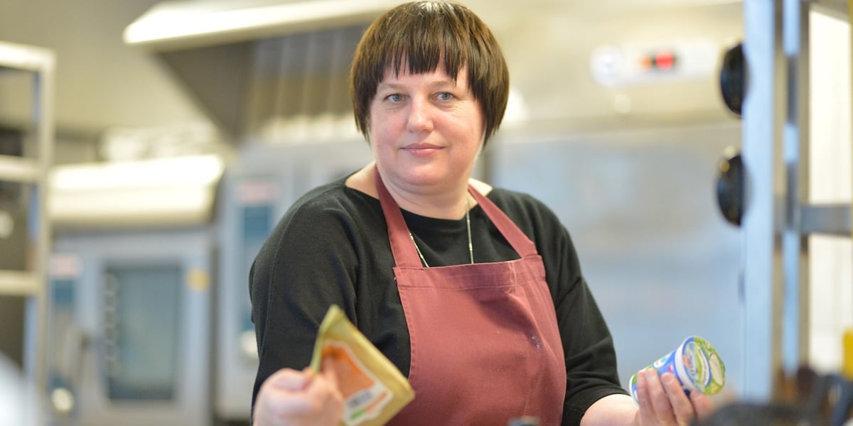 Prof. Danuta Figurska-Ciura z Wydziału Biotechnologii i Nauk o Żywności Uniwersytetu Przyrodniczego we Wrocławiu. Na zdjęciu kobieta w fartuchu w kuchni