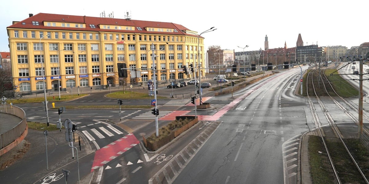 Wymarły Wrocław o poranku 1 stycznia 2025 roku. Na zdjęciu pl. Solidarności i ul. Legnicka bez aut i ludzi 
