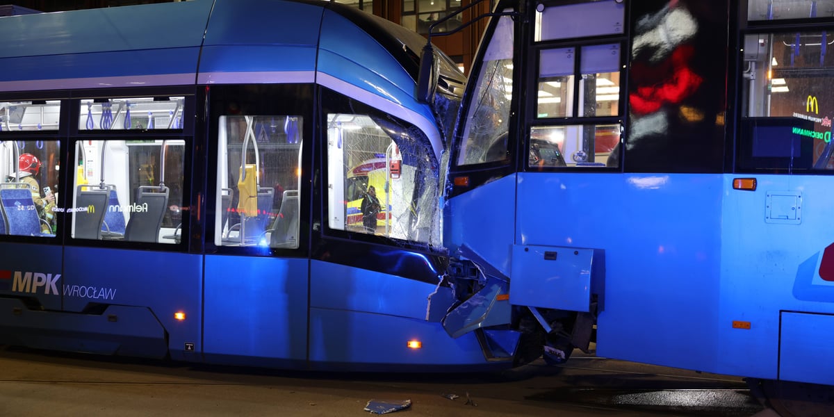 Zderzenie dwóch tramwajów na skrzyżowaniu przy Galerii Dominikańskiej we Wrocławiu