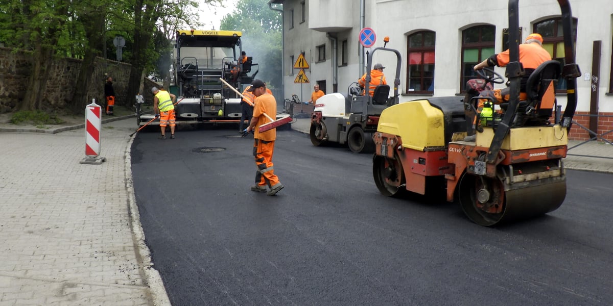 Drogowcy na wyremontowanym odcinku ulicy na Leśnicy