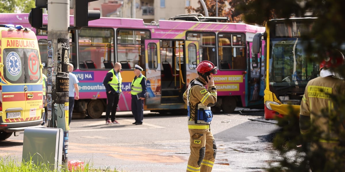 Zderzenie autobusu i tramwaju u zbiegu ulic Kochanowskiego i Różyckiego