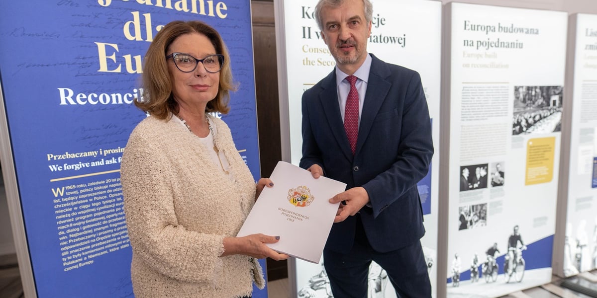 Otwarcie wystawy „Pojednanie dla Europy” w Senacie. Na zdjęciu Małgorzata Kidawa - Błońska, marszałek Senatu, dr Andrzej Jerie, dyrektor Centrum Historii Zajezdnia we Wrocławiu