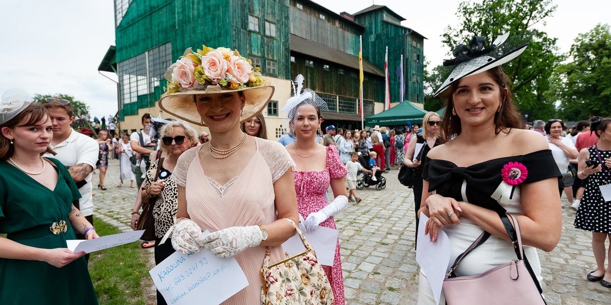 Ladies Day 2025 na Wrocławskim Torze Wyścigów Konnych Partynice. Na zdjęciu widać kobiety w eleganckich nakryciach głowy i sukniach