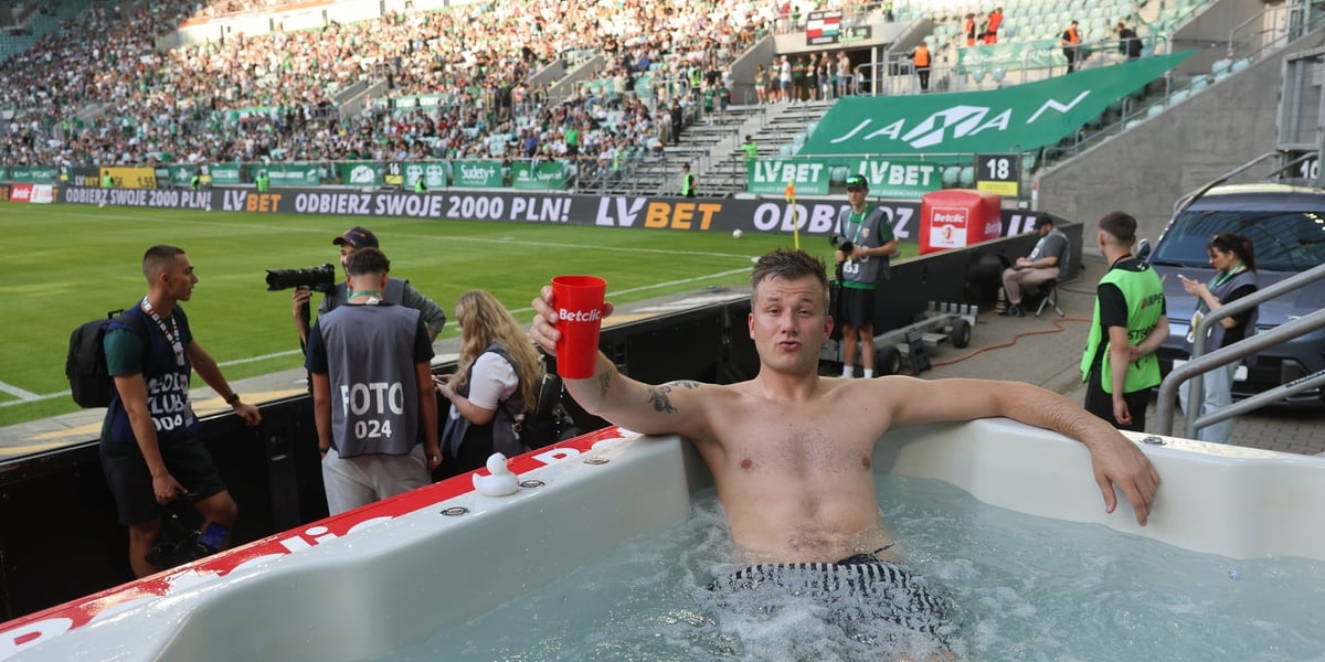 Kibic Śląska Wrocław w jacuzzi na meczu z Wieczystą Kraków