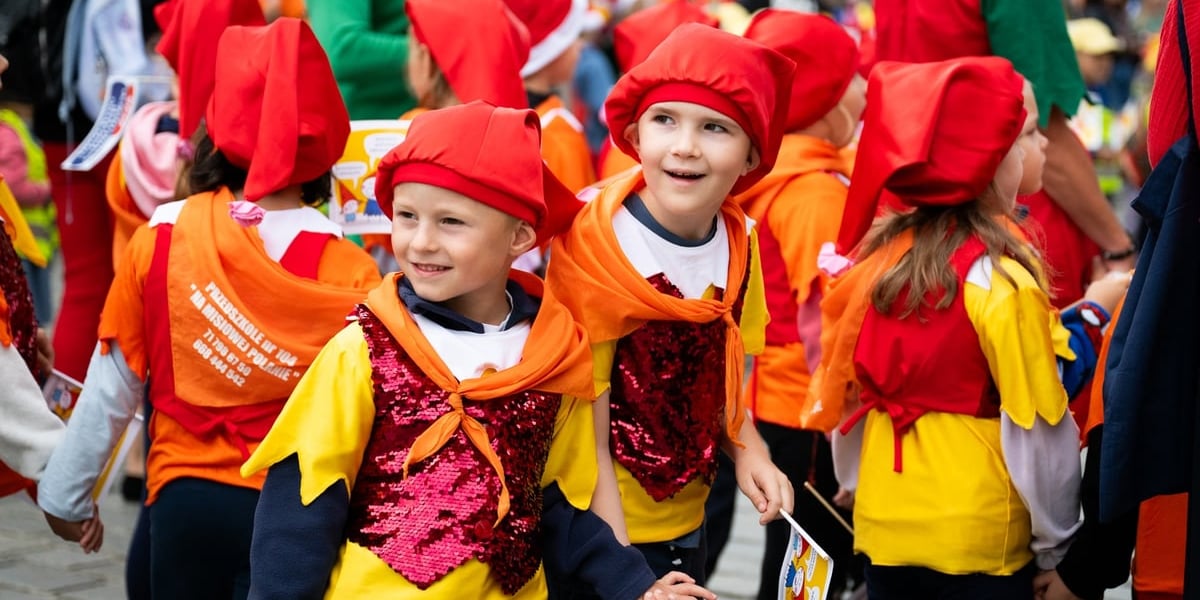 Wielka Wrocławska Parada Krasnoludków otworzyła Wrocławski Festiwal Krasnoludków 2025. Na zdjęciu grupa dzieci