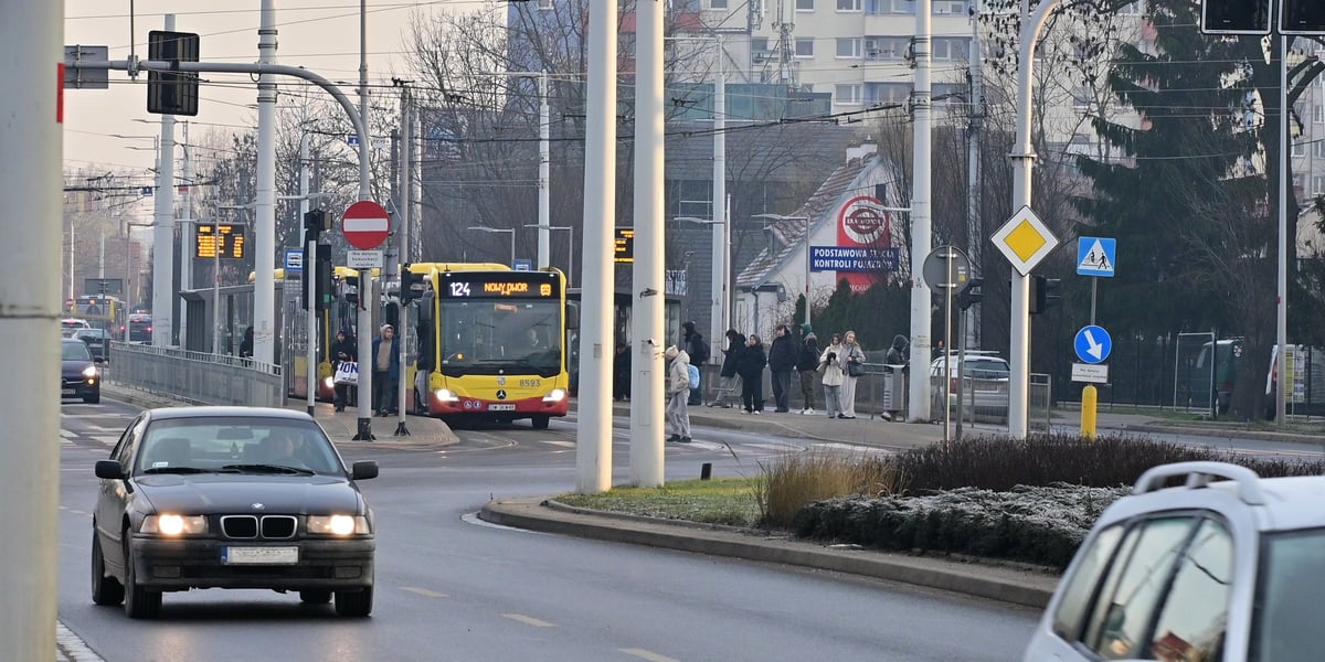 Wydzielony buspas zaczynać się będzie na ulicy Strzegomskiej na skrzyżowaniu z Rogowską. Na zdjęciu widok na to skrzyżowanie, gdzie autobusy jadące w kierunku Muchoboru Wielkiego zjeżdżają z trasy autobusowo-tramwajowej i kontynuują jazdę Strzegomską, a dalej Mińską 