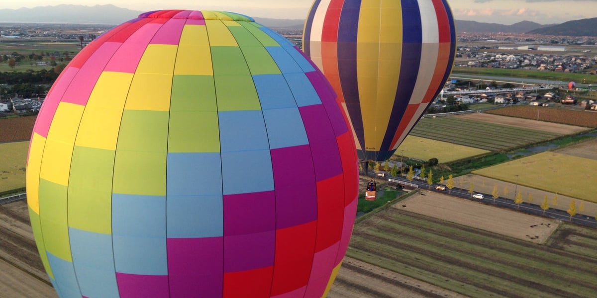 Balony na ogrzane powietrze unoszące się nad polami