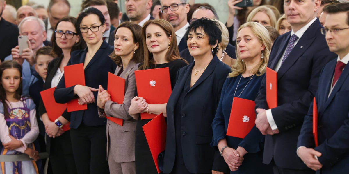 Uroczystość wręczenia nominacji profesorskich w Pałacu Prezydenckim. Na zdjęciu grupa osób w eleganckich ubraniach