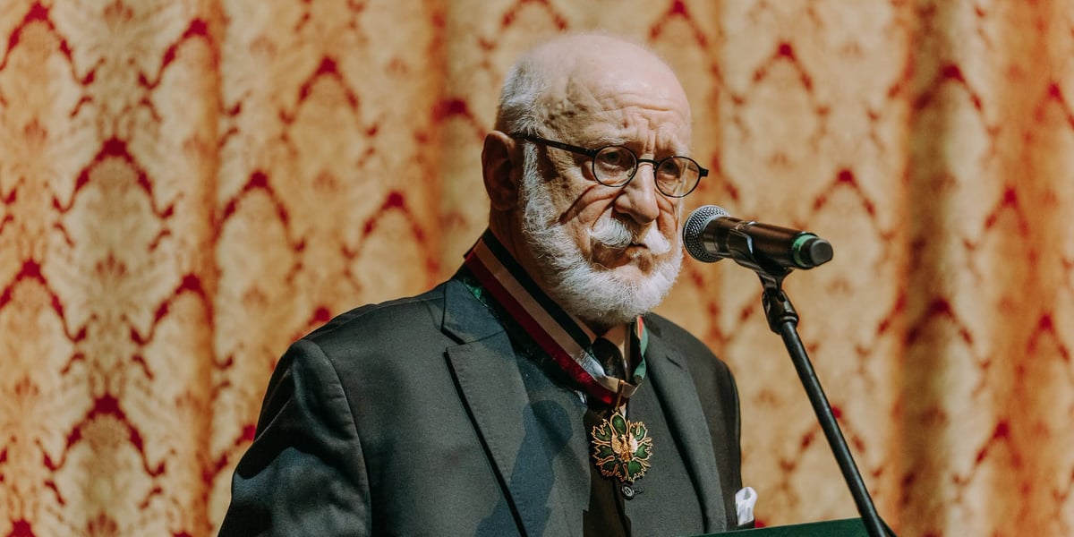 na zdjęciu Krzysztof Gosztyła nagrodzony Złotym Medalem „Zasłużony Kulturze Gloria Artis".