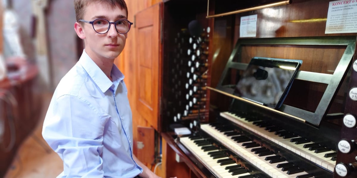 Na zdjęciu Piotr Pawlik przy organowym stole gry