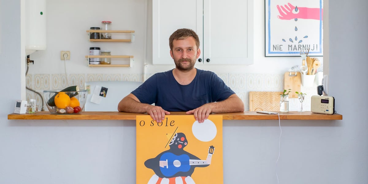 Jakub Zasada z jednym ze swoich plakatów
