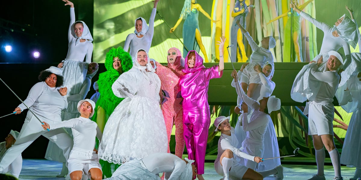 Scena z najnowszej premiery we wrocławskim Capitolu: „Priscilla, Królowa Pustyni. Musical”. Data premiery: 7 października 2022 roku