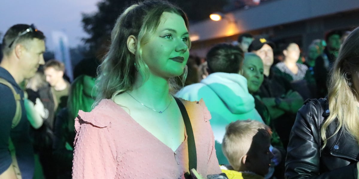 Na pierwszym planie młoda dziewczyna, uczestniczka Koncertu dla Odry. W tle publiczność