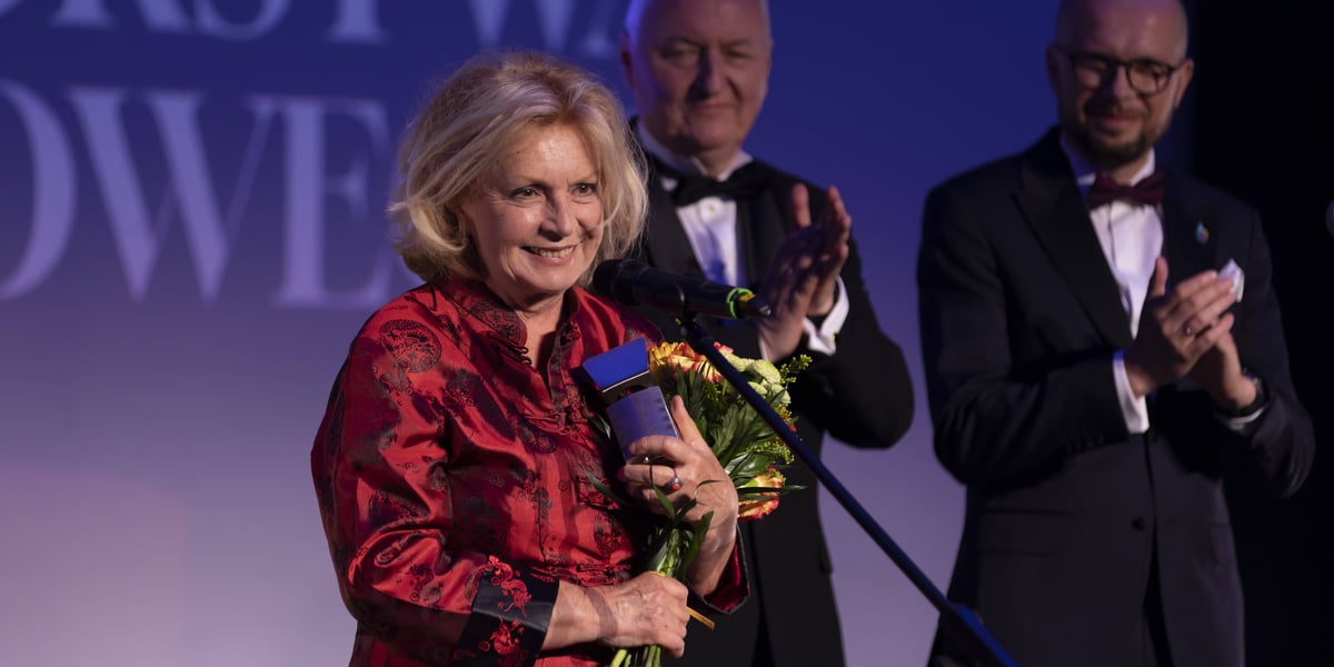 Ewa Wiśniewska uhonorowana została "Platynowym Szczeniakiem" Festiwalu Aktorstwa Filmowego im. Tadeusza Szymkowa w uznaniu jej wybitnego talentu. W tle - Jakub Mazur (wiceprezydent Wrocławia - na zdjęciu po prawej) i Stanisław Dzierniejko, dyrektor festiwalu (w środku)