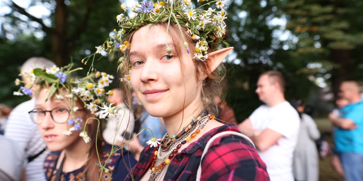 Noc Świętojańska w OPT Zamek. Portret młodej uczestniczki imprezy, z wiankiem na głowie, przebranej za elfa.