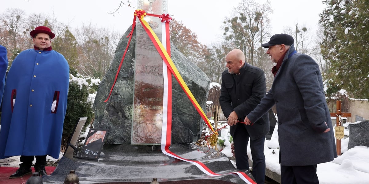 Kobiety i mężczyźni, uczestnicy uroczystości na cmentarzu Grabiszyński. Dziś odsłonięto pomnik na grobie Sylwestra Chęcińskiego