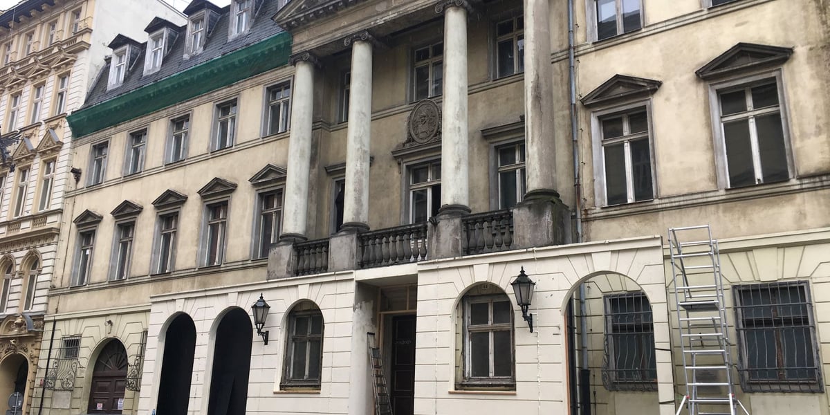 Na zdjęciu pałac Wallenberg-Pachalych juz z pierwszymi przeróbkami wprowadzonymi przez filmowców 