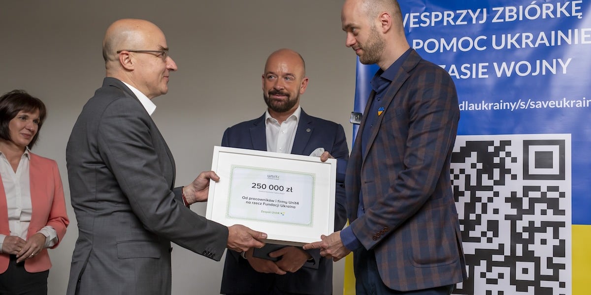 Prezes Unit4, Piotr Chrobot, przekazał 250 tys. zł na ręce prezesa Fundacji Ukraina, Artema Zozulii.