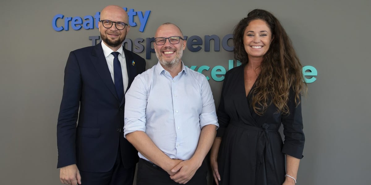 Od lewej strony stoją: Jakub Mazur, wiceprezydent Wrocławia, Gísli Herjólfsson, CEO i współzałożyciel firmy Controlant, Ella Björnsdottir, Chief Human Resources Officer at Controlant