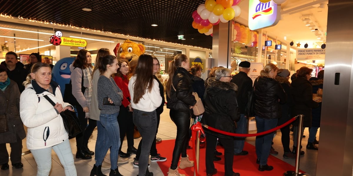 Na zdjęciu kolejka klientów do drogerii dm w Marino we Wrocławiu