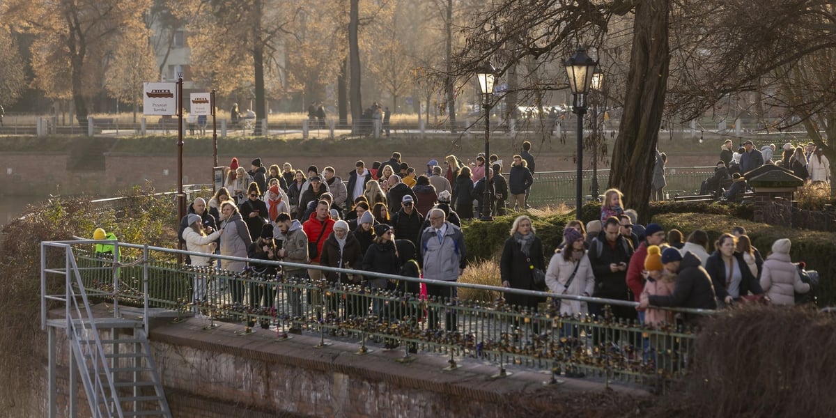 Na zdjęciu widać kobiety i mężczyzn na bulwarze  nad Odrą we Wrocławiu