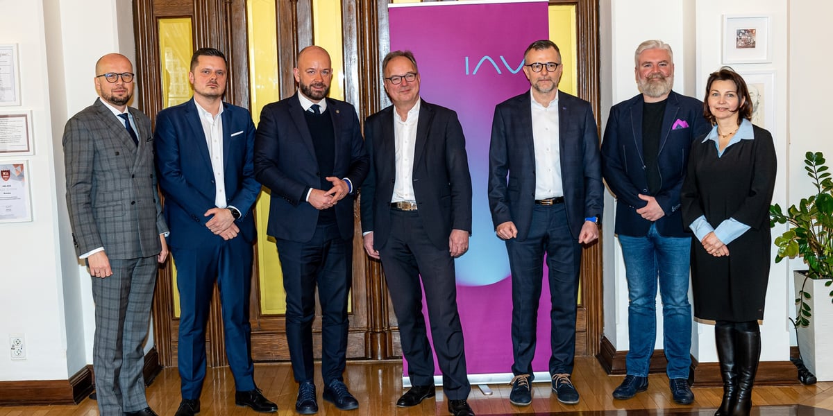 Na zdjęciu spotkanie władz Wrocławia i firmy IAV z udziałem m.in. prezydentem Jackiem Sutrykiem i Uwe Horn, dyrektorem zarządzającym i dyrektorem ds. pracy IAV