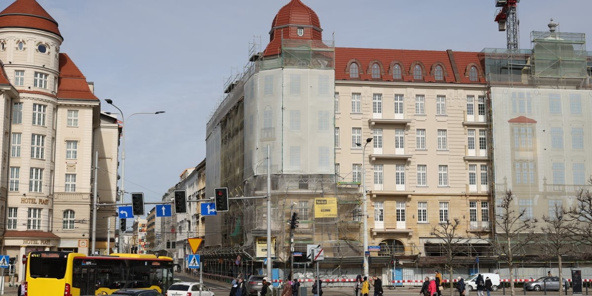 Na zdjęciu widać hotel Grand. Od piątku, 17 marca widać elewację hotelu Grand od dachu do parteru. 