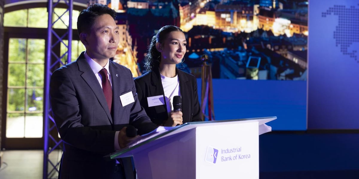 Uczestnicy uroczystości otwarcia Industrial Bank of Korea